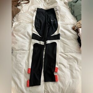 Like new womens Nike dry fit work out pants size small.